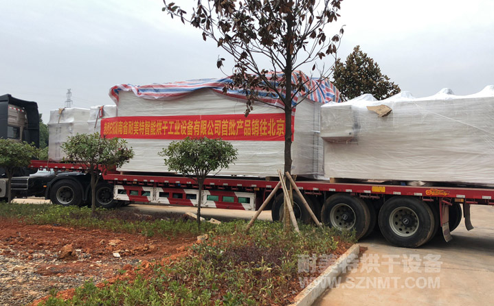 军用机零部件烘烤箱出货图片